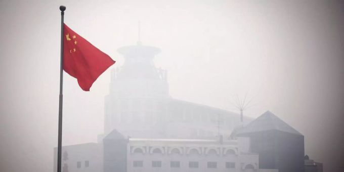 In China wurde die Suchmaschine Bing gesperrt (Symbolbild). eine chinesische Flagge vor einem Gebäude.
