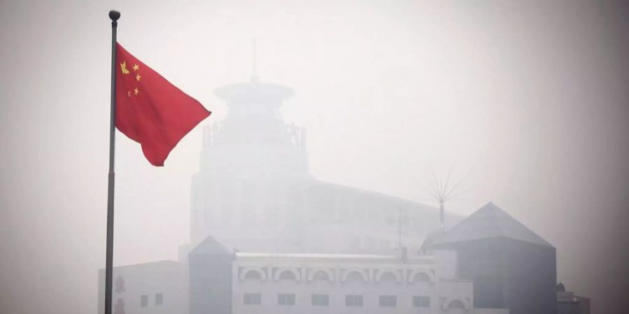 eine chinesische Flagge vor einem Gebäude.