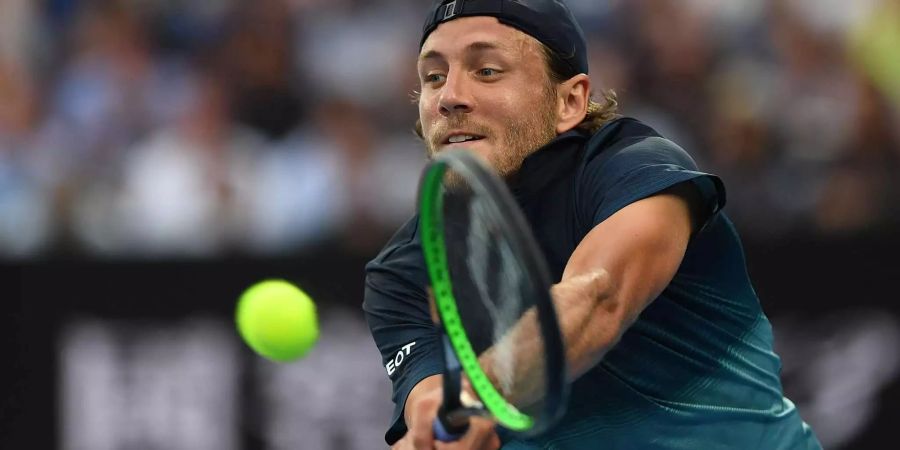 Lucas Pouille schlägt eine Rückhand gegen Novak Djokovic.