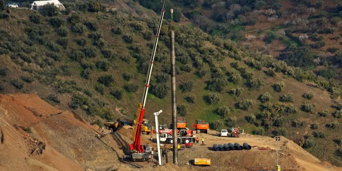 Das Rohr wird in den Rettungstunnel in Malaga eingesetzt.