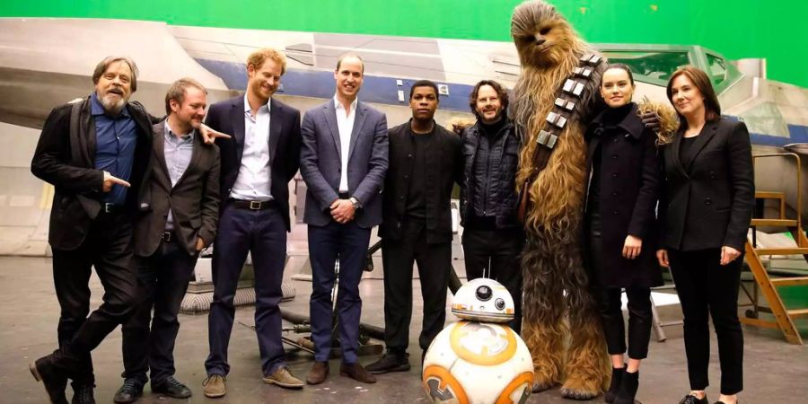 V.l.: Schauspieler Mark Hamill,Regisseur Rian Johnson, die Prinzen Harry und William, Schauspieler John Boyega, Chewbacca und Schauspielerin Daisy Ridley im April 2016.