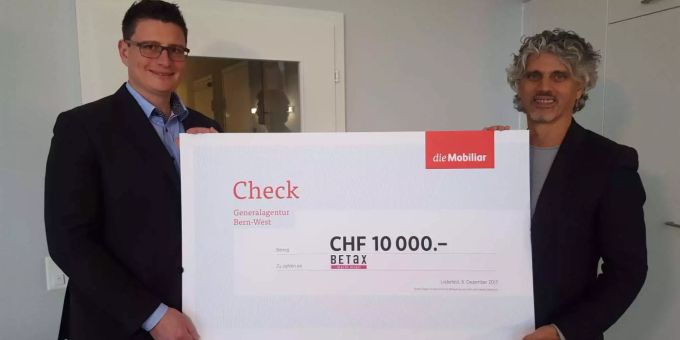 Mobiliar-Generalagent Steven Geissbühler überreicht Betax-Geschäftsführer Jürg Stampfli einen Check im Wert von 10'000 Franken. Mobiliar-Generalagent Steven Geissbühler überreicht Betax-Geschäftsführer Jürg Stampfli einen Check im Wert von 10'000 Franken.