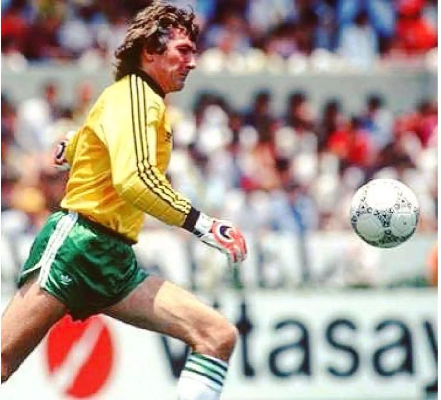 Pat Jennings spielte 23 Jahre lang für die nordirische Nationalmannschaft und kam dabei auf 119 Einsätze. Kurios: Obwohl er 1985 seine Klubkarriere beendete, spielte er für die Nationalmannschaft noch an der WM 1986.