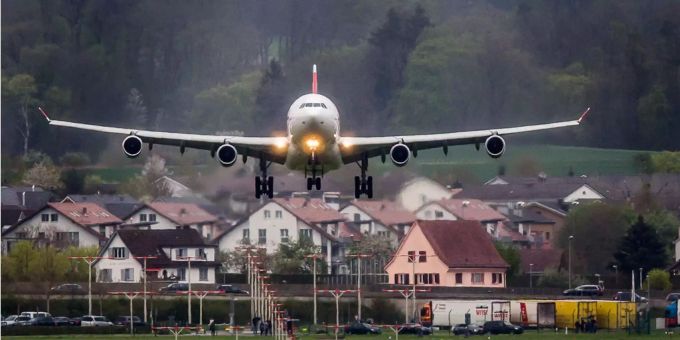 Laut dem am Donnerstag veröffentlichten Flughafenbericht hat die Zahl der Flüge nach 23 Uhr das Vor-Pandemie-Niveau überschritten. (Symbolbild) Flüge