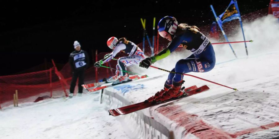 Beim Parallel-Riesenslalom treten Skifahrer im K.O.-System gegeneinander an. (Bild: US-Fahrerin Mikaela Shiffrin im Rennen gegen die Slowakin Petra Vlhova)