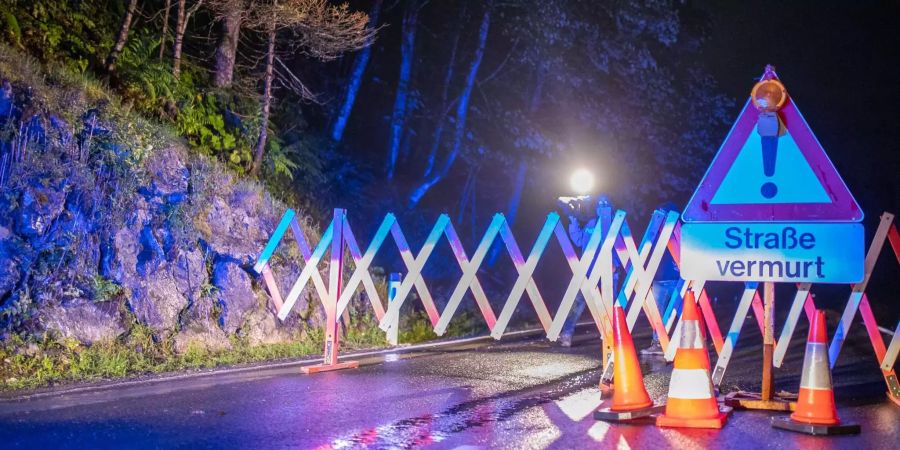 Wegen einer durch das Unwetter ausgelöste Schlammlawine musste eine Strassensperre in Hinterglemm bei Salzburg (Ö) aufgestellt werden.