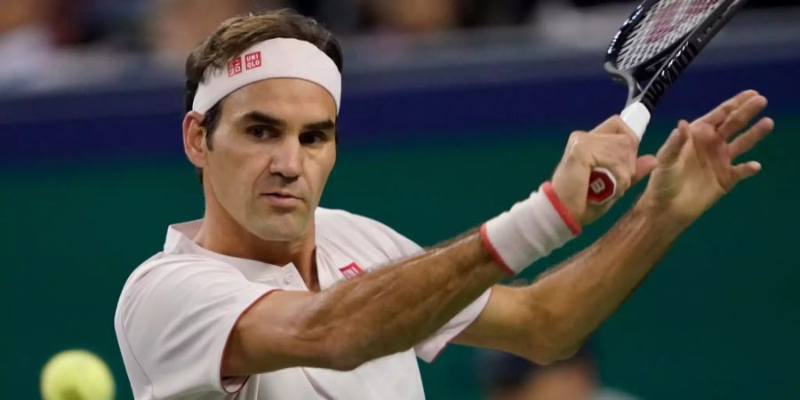 Roger Federer schlägt am Shanghai Masters einen Ball.