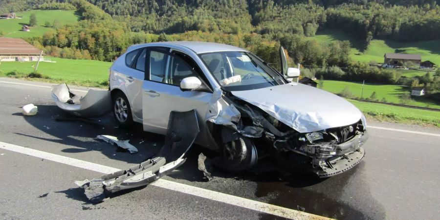 Das Auto des 84-Jährigen steht nach dem Unfall auf einer Hauptstrasse.