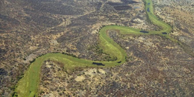 Ein Fluss mit Vegetation schlägelt sich durch den Südsudan. Ein Fluss mit Vegetation schlägelt sich durch den Südsudan.