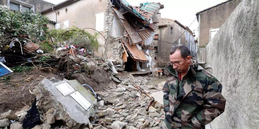 Ein Mann sieht sich ein zerstörtes Haus nach den Unwettern in Südfrankreich an.