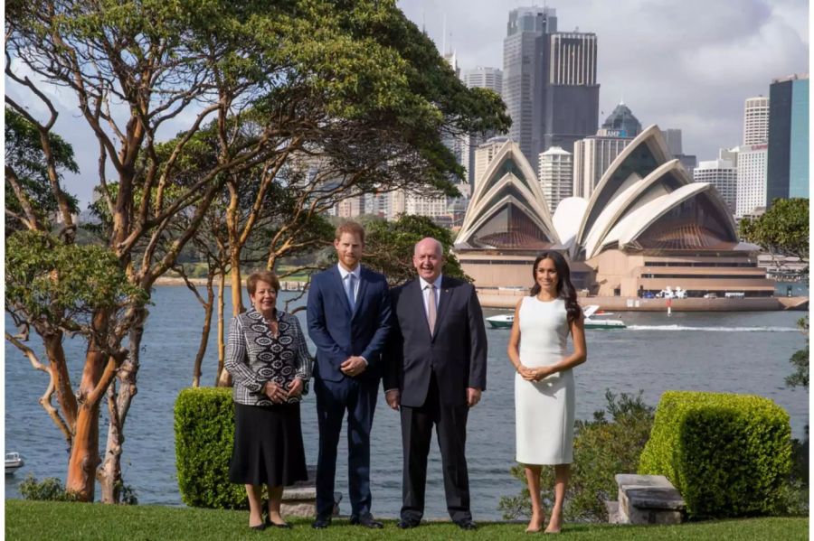 Prinz Harry und seine Meghan posieren mit Sir Peter Cosgrove und seiner Frau, Lady Cosgrove, vor dem Opernhaus in Sydney für die Fotografen.