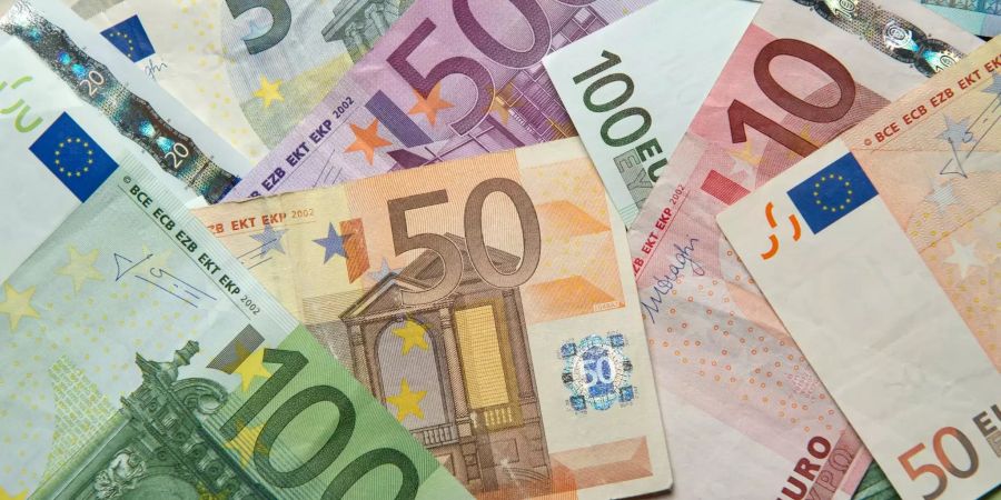 Zahlreiche Euro-Banknoten liegen übereinander.