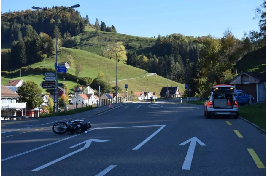 Der Motorradfahrer wurde verletzt und musste ins Spital gebracht werden - Kapo Appenzell Ausserrhoden