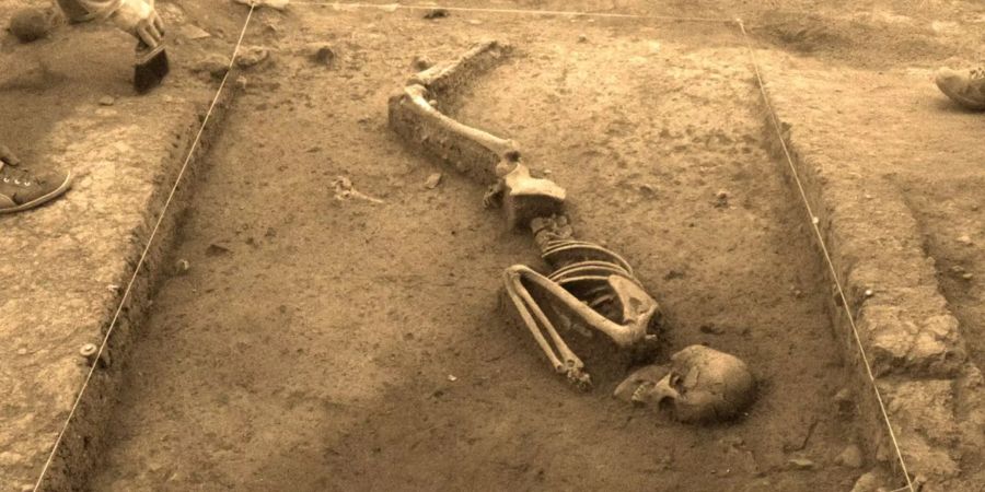 Archäologen untersuchen ein 3000 Jahre altes Skelett im peruanischen Cusco.