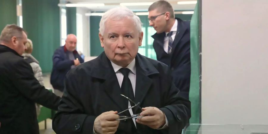 Jaroslaw Kaczynski, Vorsitzender der regierenden PiS-Partei «Recht und Gerechtigkeit», stimmt in einem Warschauer Wahllokal ab.