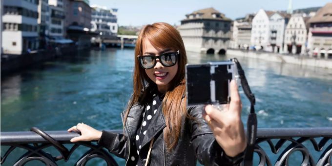 Eine Touristin schiesst ein Selfie in Zürich. Eine Touristin schiesst ein Selfie in Zürich.