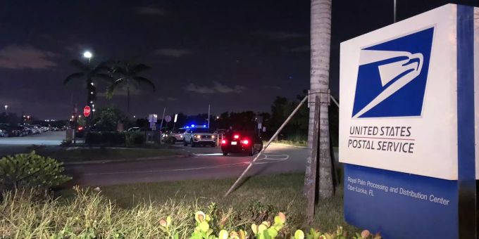 Die Polizei steht vor dem Postverteilzentrum in Opa-Locka in Florida. Die Polizei steht vor dem Postverteilzentrum in Opa-Locka in Florida.