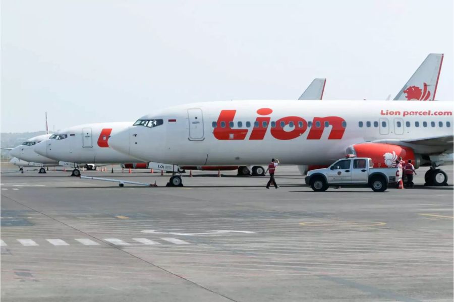 Flugzeuge der Lion Air stehen auf dem International Airport auf Bali.