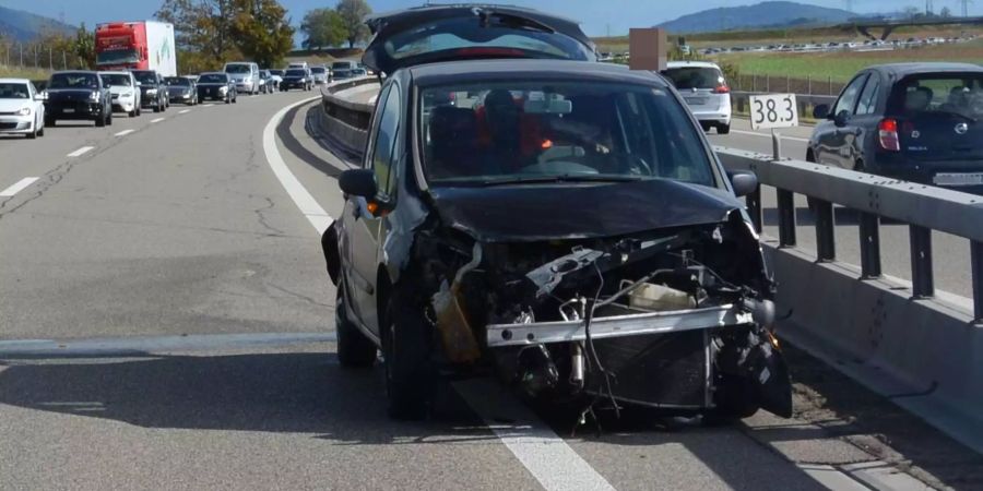 Ein Renault Modus, der gegen die Leiteinrichtung geknallt ist, liegt am Rande der Autobahn.