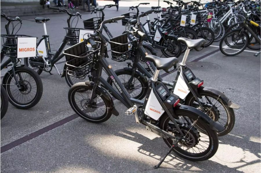 Velos an einer Velostation von «PubliBike» in Bern - Keystone