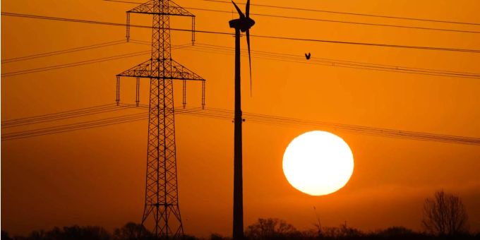 Beim Solarstrom konnte sich die Schweiz 2024 im Vergleich zum Vorjahr um zwei Plätze auf Platz 11 steigern. (Archivbild) Strom