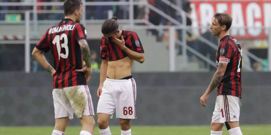 Trotz Transferoffensive im Sommer: Milan kommt einfach nicht in Fahrt. Beim 0:0 gegen Genua müssen die «Rossoneri» bereits nach 25 Minuten in Unterzahl agieren, weil Star-Verteidiger Bonucci (30) eine Tätlichkeit begeht. Der Schweizer Verteidiger Ricardo Rodriguez (25) spielt durch.