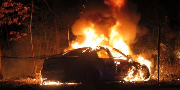 Ein Pkw steht in Flammen.