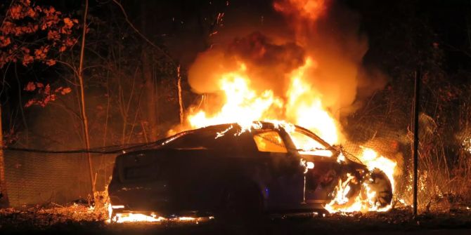 Ein Pkw steht in Flammen.
