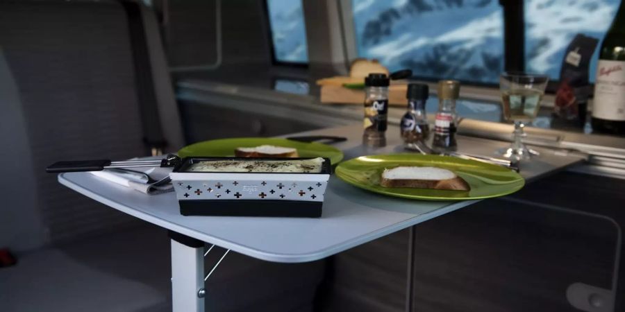 Raclette beim Wintercamping: bei Citypeak gehört das Racletteöfeli zur Standardausstattung im Camper, Bild: zvg