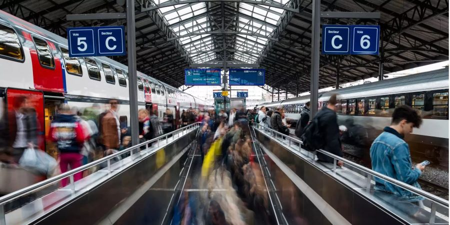 Pendler am Bahnhof Bern.