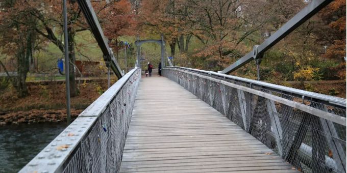 Eine Holz-Brücke. Symbolbild Eine Holz-Brücke. Symbolbild