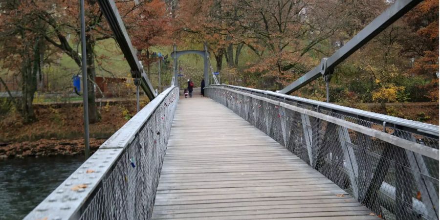 Eine Holz-Brücke. Symbolbild