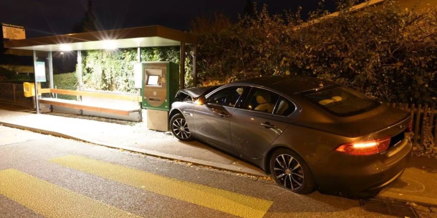 Kontrolle verloren, Wartehäuschen gerammt