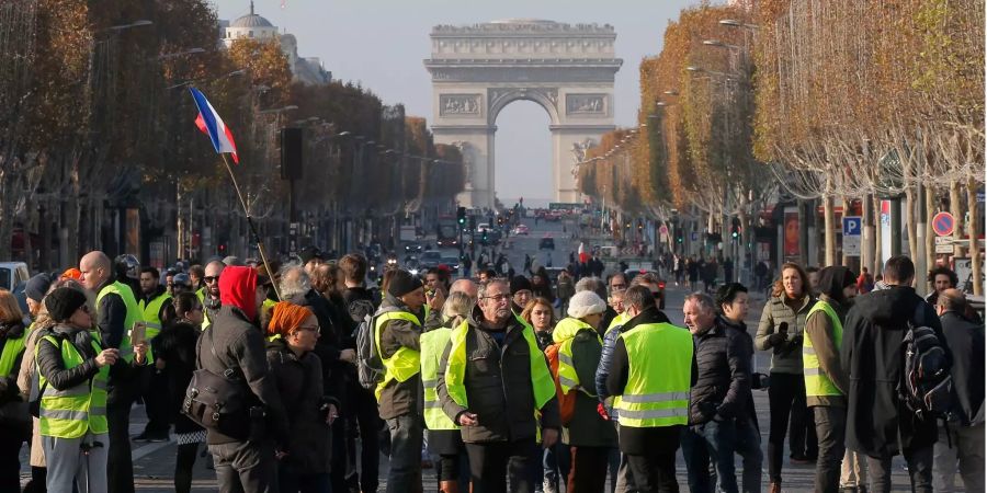 Proteste gegen zu hohe Spritpreise in Frankreich. Demonstranten blockieren die Champs Elysees. Im Land wächst die Sorge vor einem Verkehrskollaps.