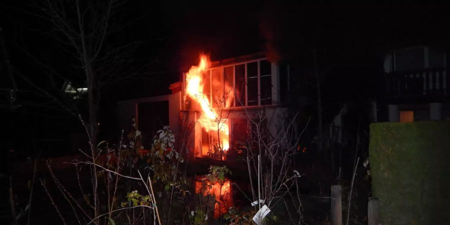 Die Erdgeschosswohnung stand beim Eintreffen der Einsatzkräfte im Vollbrand.