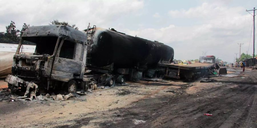 Ein ausgebrannter Tankwagen steht auf einer Strasse in Mbuba im Kongo.