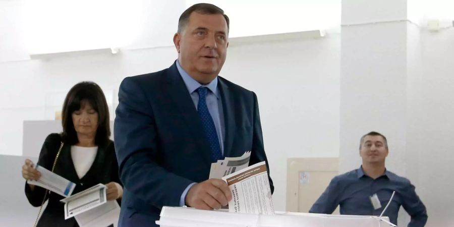 Milorad Dodik (mitte), Präsident der Republika Srpska, wirft seine Stimmzettel in die Wahlurne.