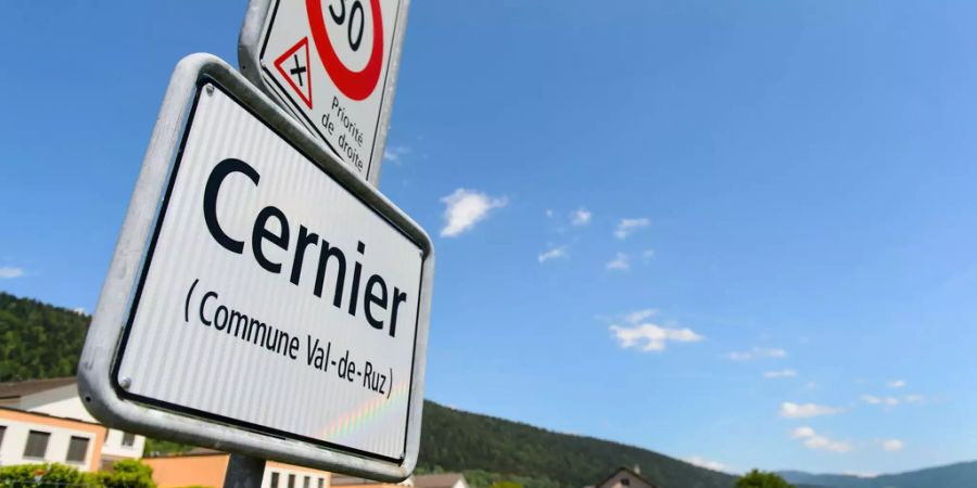 Ein Strassenschild signalisiert die Einfahrt in das Dorf Cernier in der Gemeinde Val-de-Ruz.