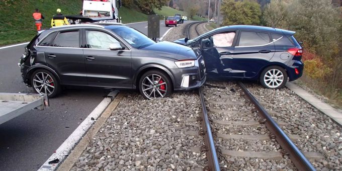 Polizei - Fahrzeuge geraten bei Unfall auf Bahngeleise