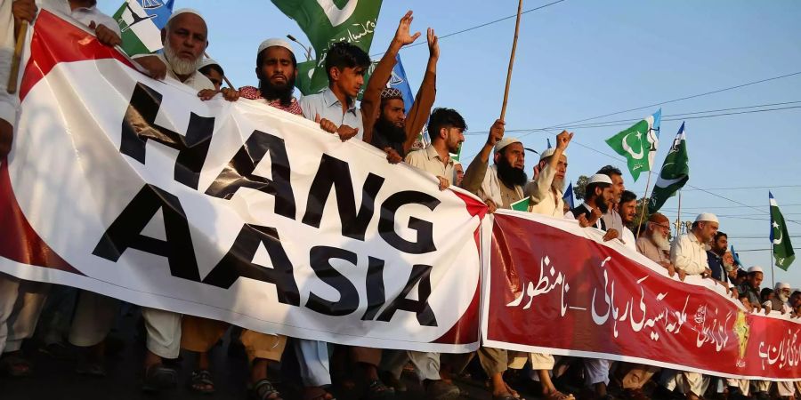 Islamisten demonstrieren gegen die Begnadigung von der Christin Asia Bibi.