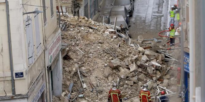Feuerwehrleute sind nach dem Einsturz zweier mehrstöckiger Gebäude in der Innenstadt von Marseille im Einsatz.