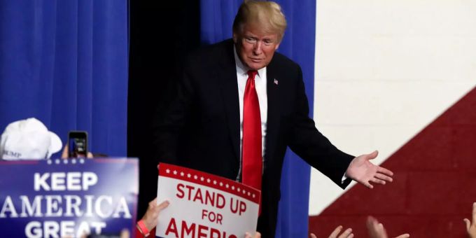 US-Präsident Donald Trump betritt die Bühne, um bei einer Wahlkampfkundgebung zu sprechen. US-Präsident Donald Trump betritt die Bühne, um bei einer Wahlkampfkundgebung zu sprechen.