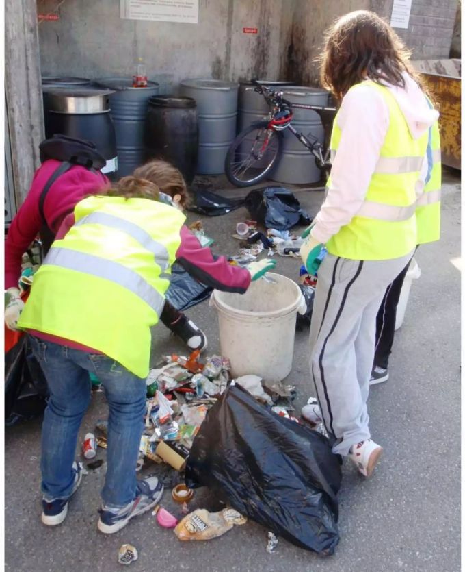 Am Freitag und Samstag wird in der Gemeinde Schübelbach anlässlich des Clean-Up-Day 2018 Abfall eingesammelt - zvg