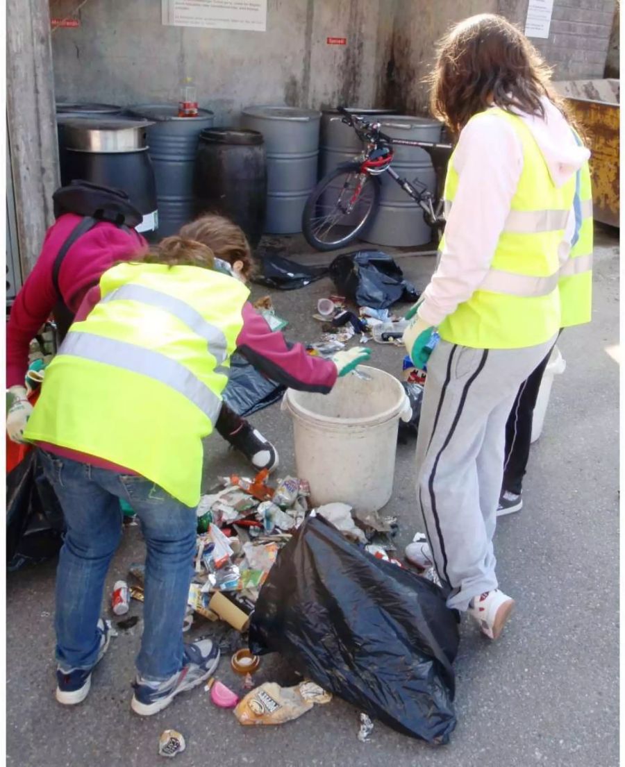 Am Freitag und Samstag wird in der Gemeinde Schübelbach anlässlich des Clean-Up-Day 2018 Abfall eingesammelt - zvg