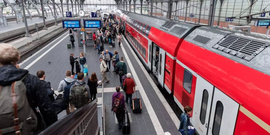 Ein Zug fährt im Bahnhofs Lübeck (D) ein.