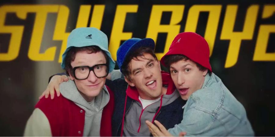 Lawrence Dunn (Akiva Schaffer), Owen Bouchard (Jorma Taccone) und Conner Friel (Andy Samberg) posieren in Popstar: Never Stop Never Stopping für ein Magazin.