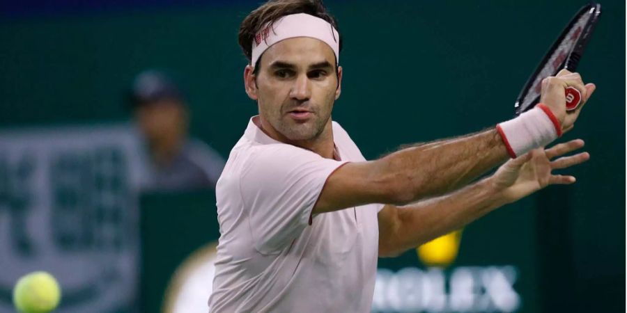 Roger Federer schlägt einen Rückhand-Slice am ATP-Turnier von Shanghai gegen Borna Coric.