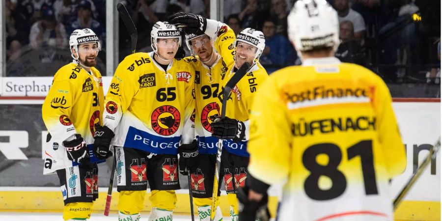 Berns Ramon Untersander (Mitte) jubelt mit seiner Mannschaft nach seinem Tor gegen die ZSC Lions.