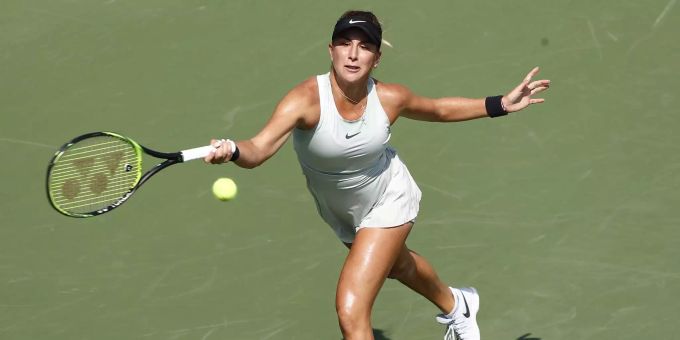 Die Schweizerin Belinda Bencic spielt einen Ball zurück an Aliaksandra Sasnovich von Belarus während des zweiten Tags der US Open in Flushing Meadows (USA). Die Schweizerin Belinda Bencic spielt einen Ball zurück an Aliaksandra Sasnovich von Belarus während des zweiten Tags der US Open in Flushing Meadows (USA).