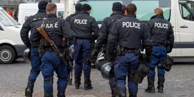 Ein grosses Polizeiaufgebot sichert das Rathaus in Basel am Mittwoch, 3. Februar 2016. Zuvor hatte die Kantonspolizei Basel-Stadt entschieden, beiden geplanten Kundgebungen vom 3. Februar auf dem Marktplatz – der sogenannten Pegida-Kundgebung sowie der Gegenkundgebung – die Bewilligungen zu entziehen. Ein grosses Polizeiaufgebot sichert das Rathaus in Basel am Mittwoch, 3. Februar 2016. Zuvor hatte die Kantonspolizei Basel-Stadt entschieden, beiden geplanten Kundgebungen vom 3. Februar auf dem Marktplatz – der sogenannten Pegida-Kundgebung sowie der Gegenkundgebung – die Bewilligungen zu entziehen.